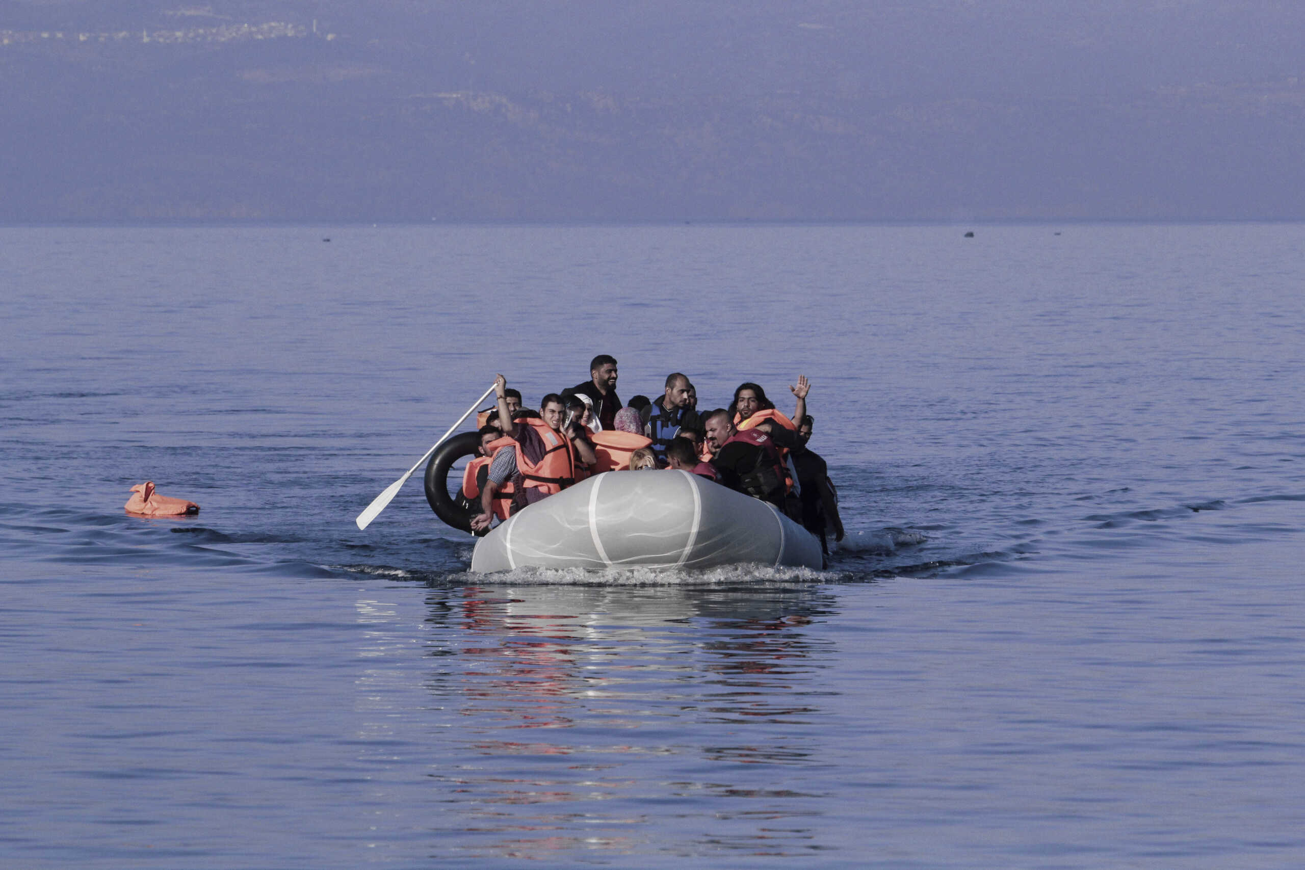 Διάσωση 77 μεταναστών που επέβαιναν σε σκάφος μεταξύ Αμοργού και Αστυπάλαιας – Μεταφέρονται στη Νάξο