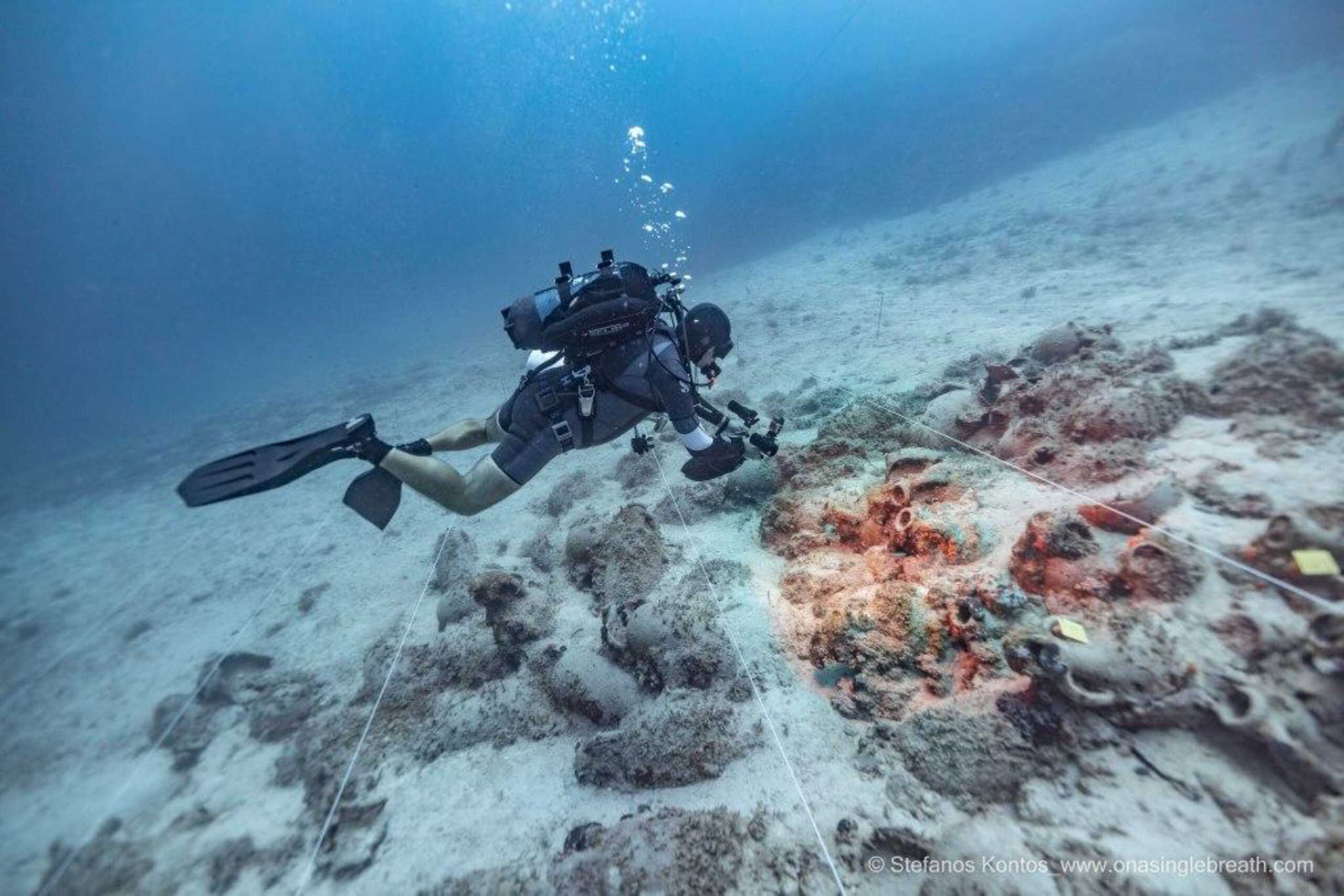 Στη μελέτη και τεκμηρίωση ενός ναυαγίου της πρώιμης βυζαντινής περιόδου επικεντρώθηκε η έκτη ερευνητική αποστολή της ενάλιας αρχαιολογικής έρευνας της Εφορείας Εναλίων Αρχαιοτήτων στο αρχιπέλαγος των Φούρνων. Η έρευνα του έτους 2021. Το ναυάγιο εντοπίστηκε παρά το ακρωτήριο Φυγού (Άσπρος Κάβος), βόρεια του οικισμού Καμάρι, στις ανατολικές ακτές των Φούρνων, σε έντονα επικλινή, αμμώδη βυθό σε βάθος 43-48 μέτρων, σε μία από τις πλέον απόκρημνες και δυσπρόσιτες περιοχές των Φούρνων, που πλήττεται από ισχυρούς ανέμους κατά τη μεγαλύτερη διάρκεια του έτους.  Από ένα σύνολο 58 ναυαγίων που έχουν εντοπιστεί στο αρχιπέλαγος των Φούρνων, επιλέχθηκε ως το πλέον επιστημονικά ενδιαφέρον, τόσο λόγω της ακεραιότητας και συνοχής του, όσο και λόγω του ετερογενούς φορτίου που φέρει, από έξι διαφορετικούς τύπους αμφορέων, που προέρχονται από την περιοχή της Κριμαίας και την Ηράκλεια του Πόντου της Μαύρης Θάλασσας. Το κυρίως φορτίο πλαισιώνεται από ένα συμπληρωματικό φορτίο επιτραπέζιας κεραμικής, που προέρχεται από την περιοχή της Φώκαιας της βορειοδυτικής Μ. Ασίας.
Η έρευνα του 2021 επικεντρώθηκε στον περιμετρικό καθαρισμό τμήματος της δυτικής, ρηχότερης πλευράς του ναυαγίου από τις αποθέσεις της άμμου, και την διάνοιξη μίας δοκιμαστικής τομής, έκτασης στην βορειοδυτική του γωνία, προκειμένου να διαγνωστεί η στρωματογραφία του ναυαγίου. Αποκαλύφθηκαν 15 περίπου θαμμένοι αμφορείς, μεταξύ των οποίων και ένας τύπος αμφορέα που αποδίδεται στην πόλη της Σινώπης, της Μαύρης Θάλασσας, πλήθος επιτραπέζιας κεραμικής και τμήματα ξύλου, που αποδίδονται στον σκελετό του σκαριού, που πιθανότατα έχει επιβιώσει στο ανοξικό στρώμα άμμου, κάτω από το φορτίο του ναυαγίου. Η ανελκυσθείσα επιτραπέζια κεραμική υπήρξε ιδιαίτερα διαφωτιστική ως προς την ακριβέστερη χρονολογική ένταξη του ναυαγίου αυτού, που μπορεί πλέον με ασφάλεια να χρονολογηθεί μεταξύ των ετών 480 και 520 μ.Χ., πιθανότατα επί των ετών του αυτοκράτορα Αναστασίου Α' (491 - 518 μ.Χ.), της δυναστείας των Λεόντων, γνωστού από τις ιστοριογραφικές πηγές κυρίως για τις φορολογικές και νομισματικές του μεταρρυθμίσεις, που ενίσχυσαν τα ταμεία του κράτους και επέτρεψαν την επεκτατική πολιτική των αυτοκρατόρων του 6ου αιώνα.
Παράλληλα με τις δοκιμαστικές τομές στο ναυάγιο, αναλήφθηκαν και δράσεις τεκμηρίωσης άλλων ναυαγίων στους Φούρνους, στο πλαίσιο του Ευρωπαϊκού Προγράμματος Διασυνοριακής Συνεργασίας Interreg VA Ελλάδα - Κύπρος 2014-2020, "Καταδυτικές Διαδρομές σε Θαλάσσιες Προστατευόμενες Περιοχές της Ανατολικής Μεσογείου - Ανάπτυξη Δικτύου Καταδυτικού Τουρισμού (Αν.Δι.Κα.Τ.)".     
Την γενική διεύθυνση της έρευνας είχε ο αρχαιολόγος της Εφορείας Εναλίων Αρχαιοτήτων Δρ Γιώργος Κουτσουφλάκης. Την έρευνα πλαισίωσε προσωπικό 25 δυτών από διαφορετικές ειδικότητες (αρχαιολόγοι, αρχιτέκτονες, συντηρητές αρχαιοτήτων, επαγγελματίες δύτες, φωτογράφοι, κινηματογραφιστές, προπτυχιακοί και μεταπτυχιακοί φοιτητές). Στο πλαίσιο της έρευνας πραγματοποιήθηκαν συνολικά 292 ατομικές καταδύσεις που αντιστοιχούν σε 220 περίπου ώρες εργασίας στο βυθό. Τα στοιχεία της έρευνας που συλλέχθηκαν κρίνονται ως εξόχως σημαντικά για την οργάνωση της συστηματικής ανασκαφής του ναυαγίου στο εγγύς μέλλον. 
(ΥΠ. ΠΟΛΙΤΙΣΜΟΥ