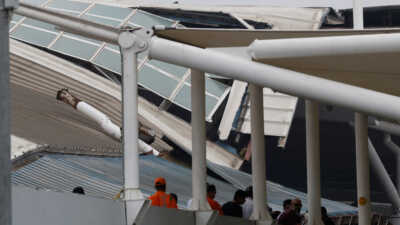 Εικόνες σοκ από την κατάρρευση της οροφής του αεροδρομίου στο Νέο Δελχί – Ο σταθμός είχε ανακαινιστεί πρόσφατα