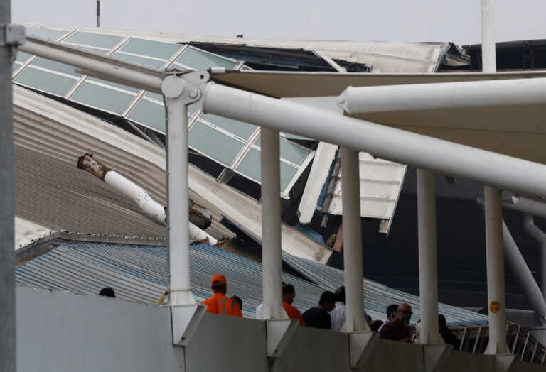 Εικόνες σοκ από την κατάρρευση της οροφής του αεροδρομίου στο Νέο Δελχί – Ο σταθμός είχε ανακαινιστεί πρόσφατα