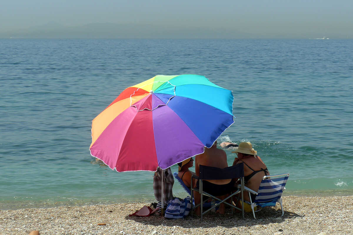 Τρεις προτάσεις σε παραλίες Αττικής για μπάνιο χωρίς αέρα