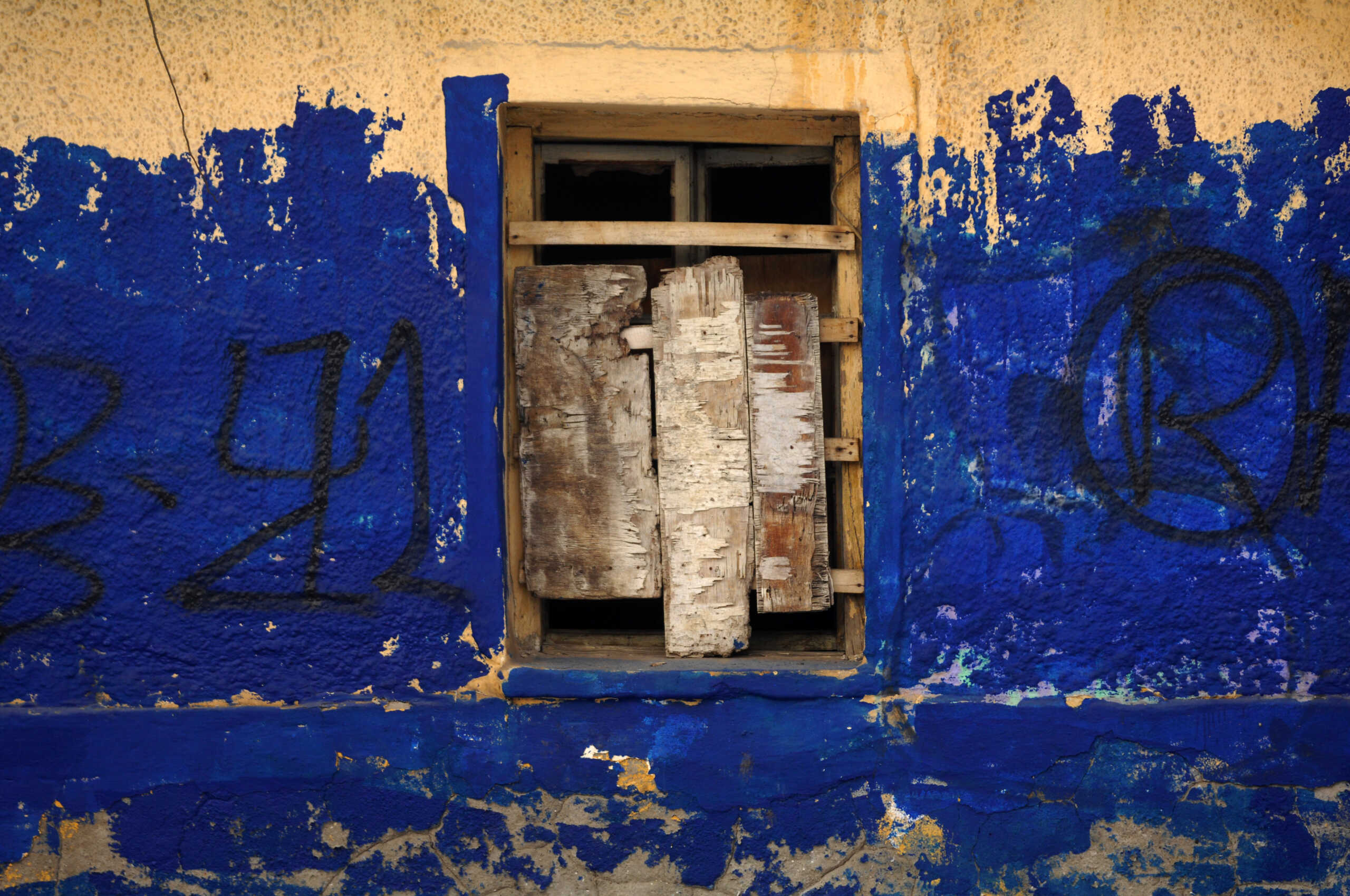 Σύγχρονο Κωσταλέξι στην Καλαμάτα: «Υποφέραμε τόσο καιρό» λέει η μητέρα της 29χρονης που ζει σε κλουβιά εδώ και 7 χρόνια