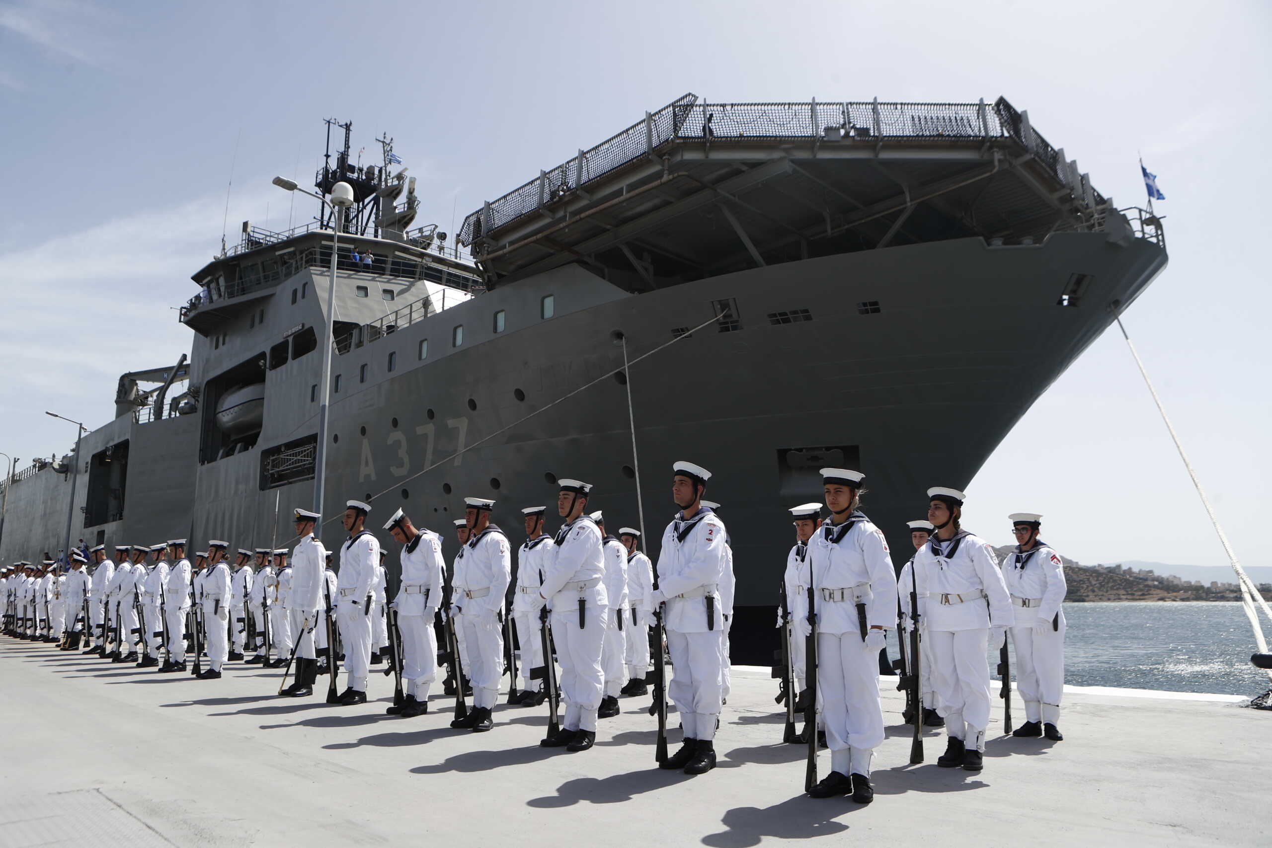 Πολεμικό Ναυτικό: Τελετή ένταξης του πλοίου «Περσέας» στον ελληνικό στόλο, παρουσία Σακελλαροπούλου και Δένδια