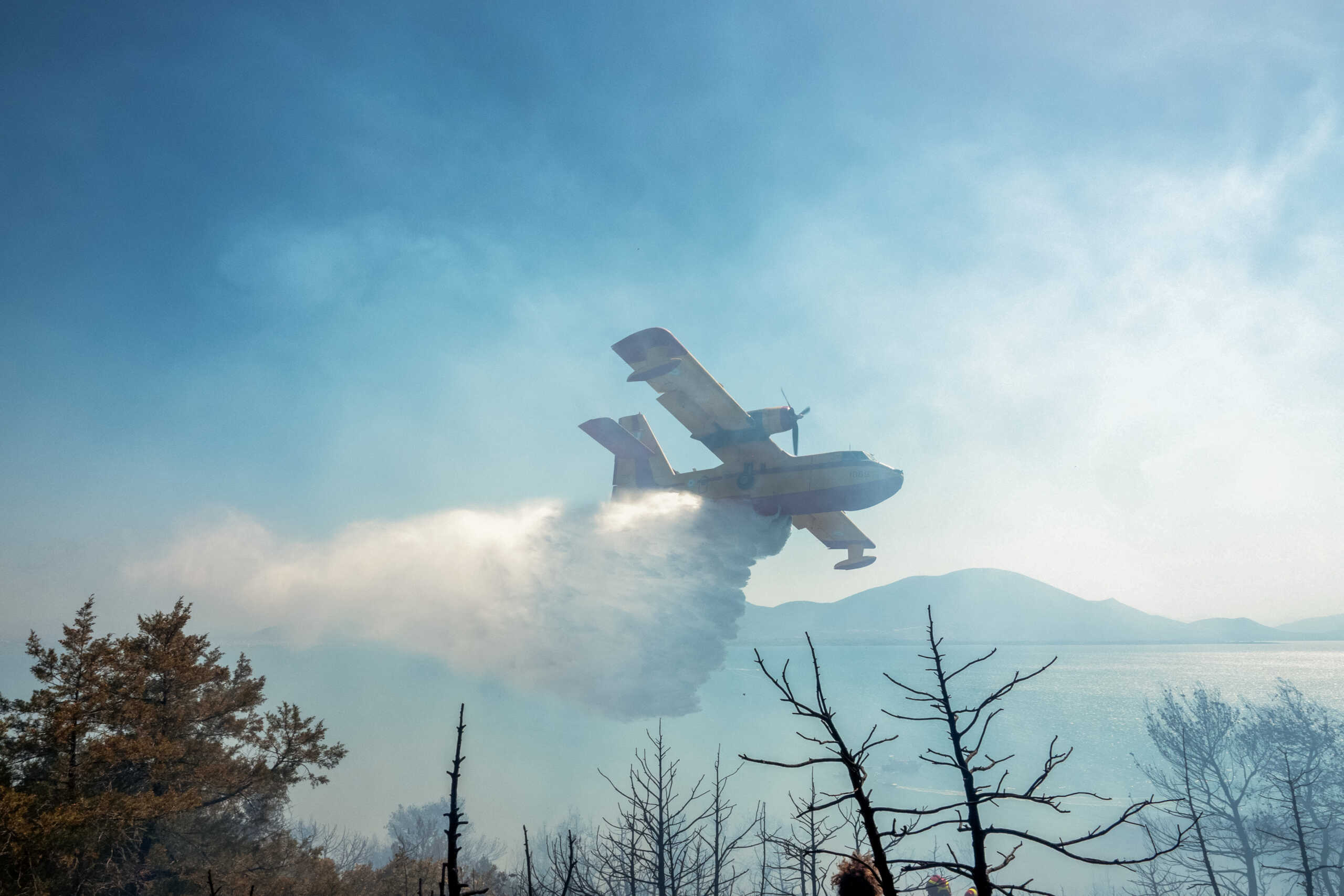 Ρέθυμνο: Υπό έλεγχο η μεγάλη φωτιά, εικόνες από την ολονύκτια μάχη των πυροσβεστών