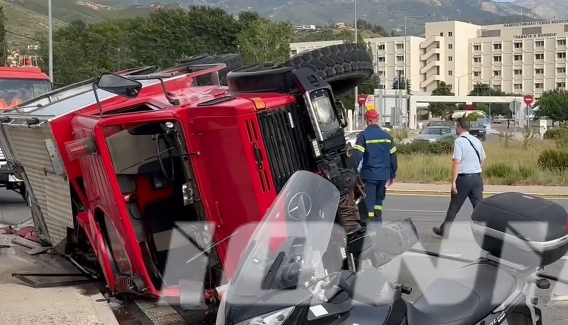 Ρίο: Ανατράπηκε πυροσβεστικό όχημα σε τροχαίο και τραυματίστηκε πυροσβέστης, βίντεο από το σημείο