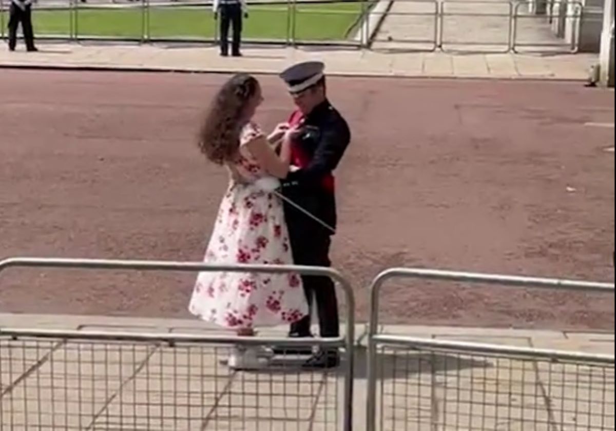 Λονδίνο: Η ρομαντική πρόταση γάμου στρατιώτη λίγο πριν φύγει για την παρέλαση στο Trooping the Colour