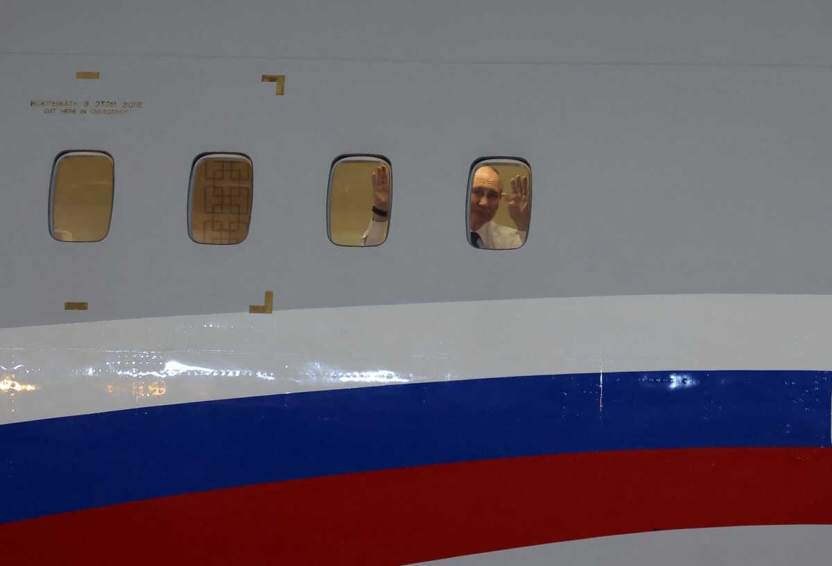 Ο Βλαντιμίρ Πούτιν αποχαιρετά τον Κιμ Γιονγκ Ουν μέσα από το αεροπλάνο