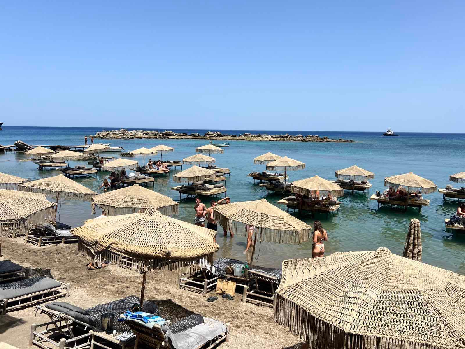 Ξηλώνονται άμεσα ομπρέλες και ξαπλώστρες στην παραλία της Αγίας Μαρίνας Ρόδου, ακόμα και μέσα από το νερό