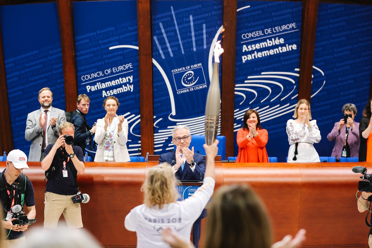 Ο Θεόδωρος Ρουσόπουλος υποδέχθηκε την Ολυμπιακή Φλόγα – Γέμισε Ελλάδα το Συμβούλιο της Ευρώπης