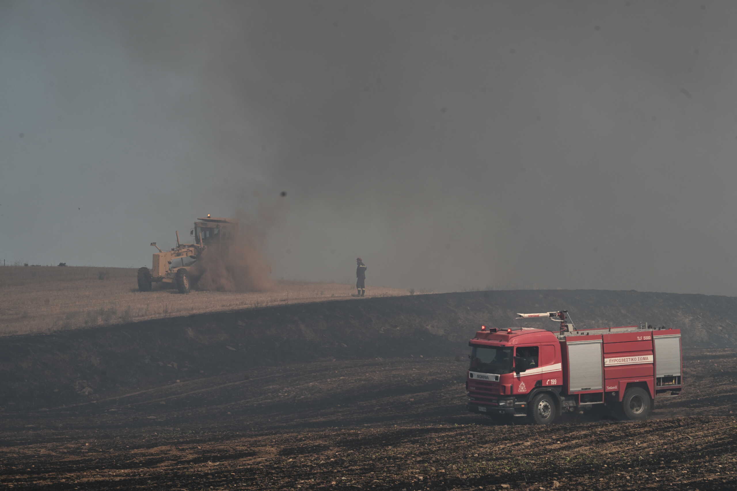Σαλαμίνα: Η στιγμή που πυροσβεστικό όχημα ανατράπηκε κατά τη διάρκεια κατάσβεσης της φωτιάς