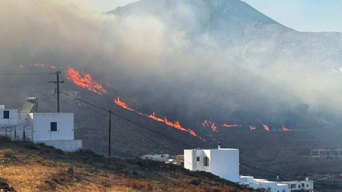 Φωτιά στη Σέριφο: Νέο μήνυμα από το 112, έχουν εκκενωθεί οκτώ οικισμοί