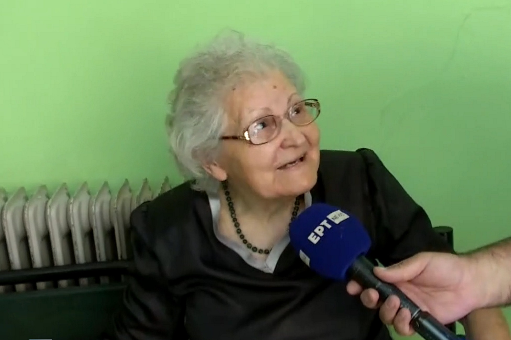 Ευρωεκλογές 2024: Η αγωνία 80χρονης στις Σέρρες για το τελικό αποτέλεσμα, «αγαπούμε τον άνθρωπο αυτόν και τρέχουμε»