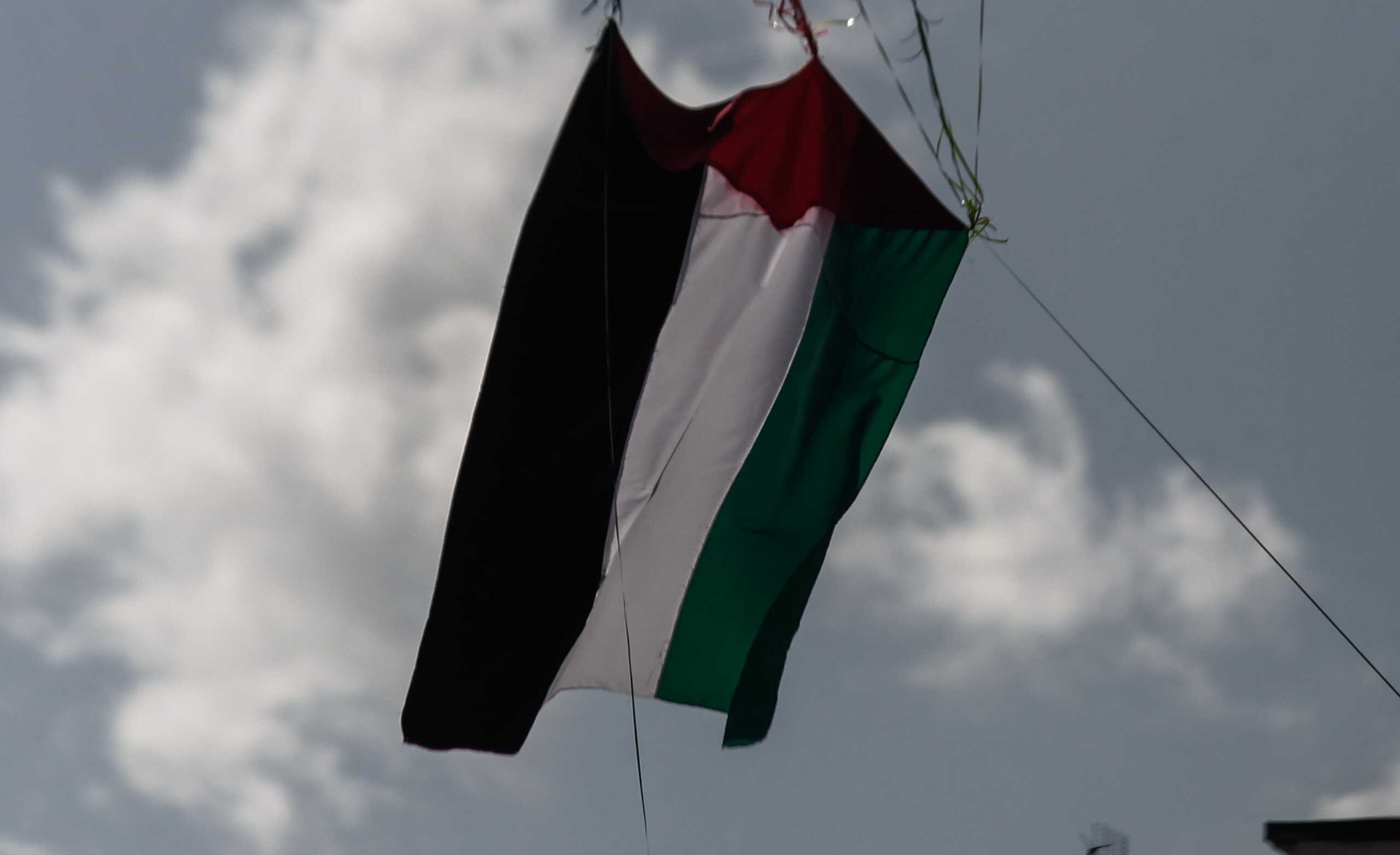Κρέμασαν σημαία της Παλαιστίνης στο Ηρώδειο – Viral οι εικόνες στη σκιά της Ακρόπολης
