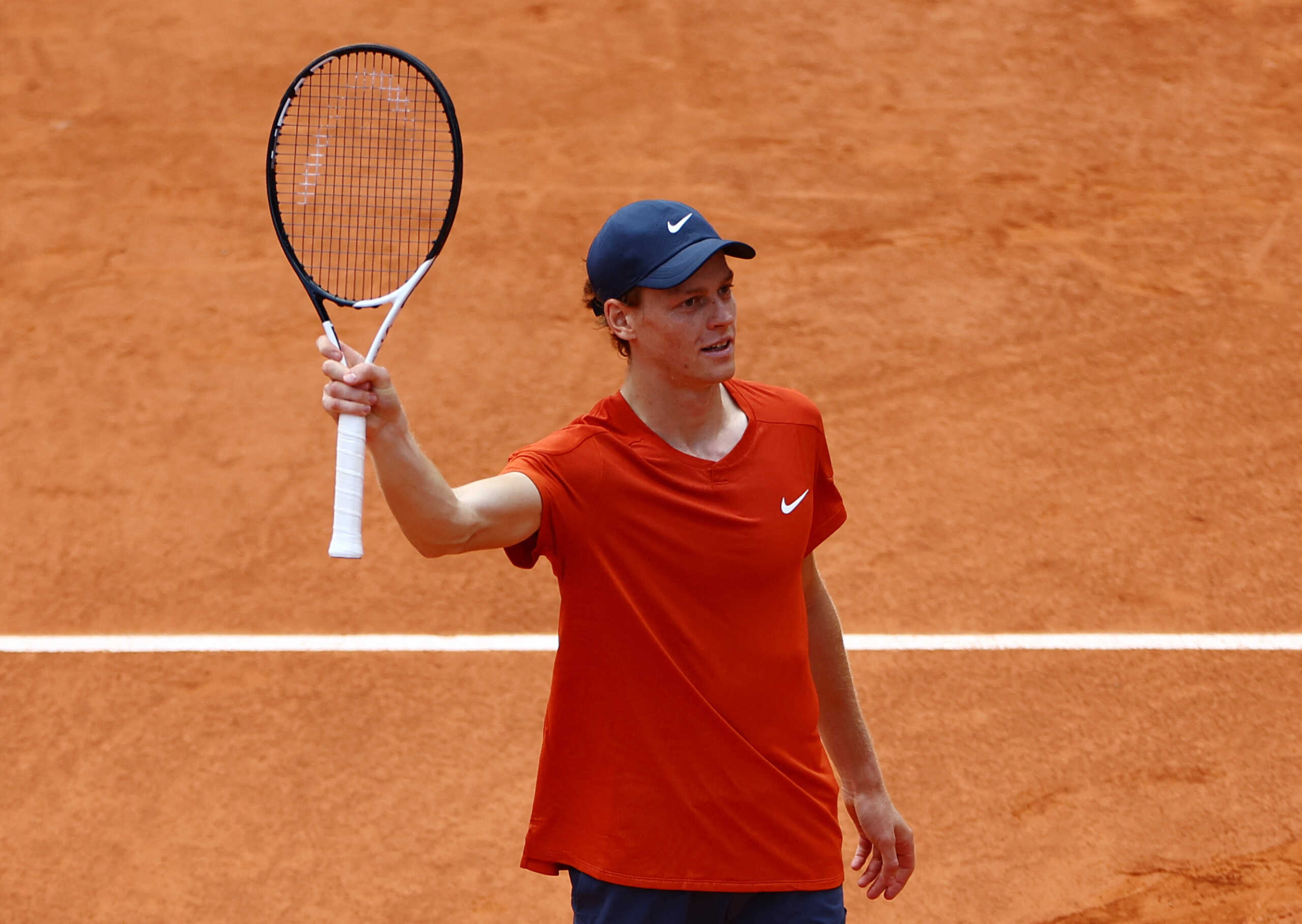 Roland Garros: Ο Γιανίκ Σίνερ ανέβηκε στο Νο1 του κόσμου και περιμένει Τσιτσιπά ή Αλκαράθ στα ημιτελικά