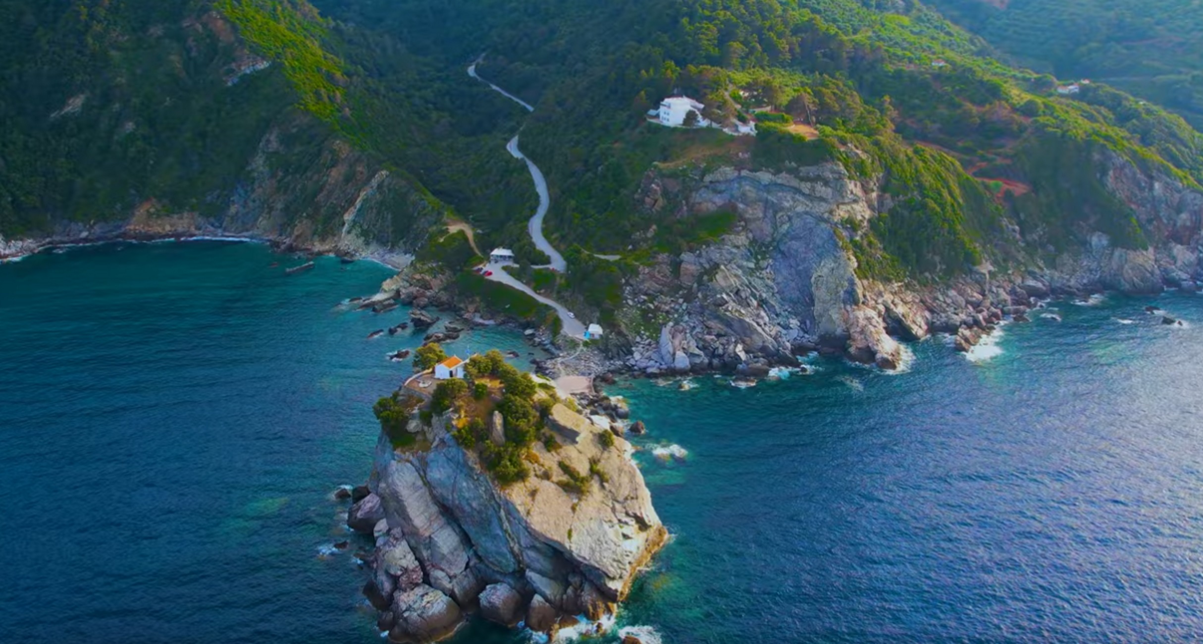 Σκόπελος: Αναβίωσε η ρομαντική ατμόσφαιρα του Mamma Mia σε βράχο ύψους 100 μέτρων