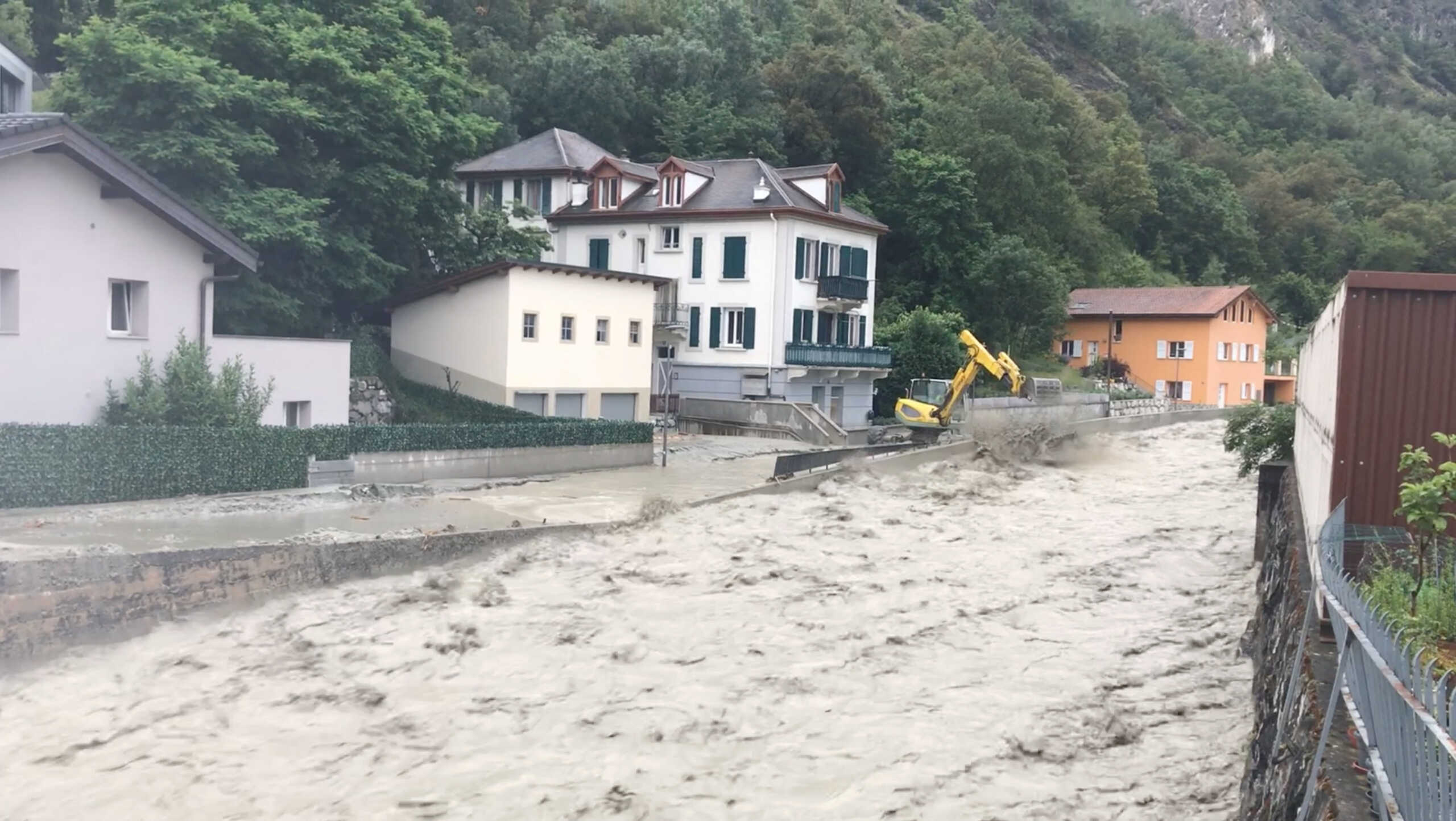 Ελβετία: Ένας νεκρός εντοπίστηκε από τις πλημμύρες στα νοτιοανατολικά της χώρας – Αγνοούνται ακόμη οι δύο