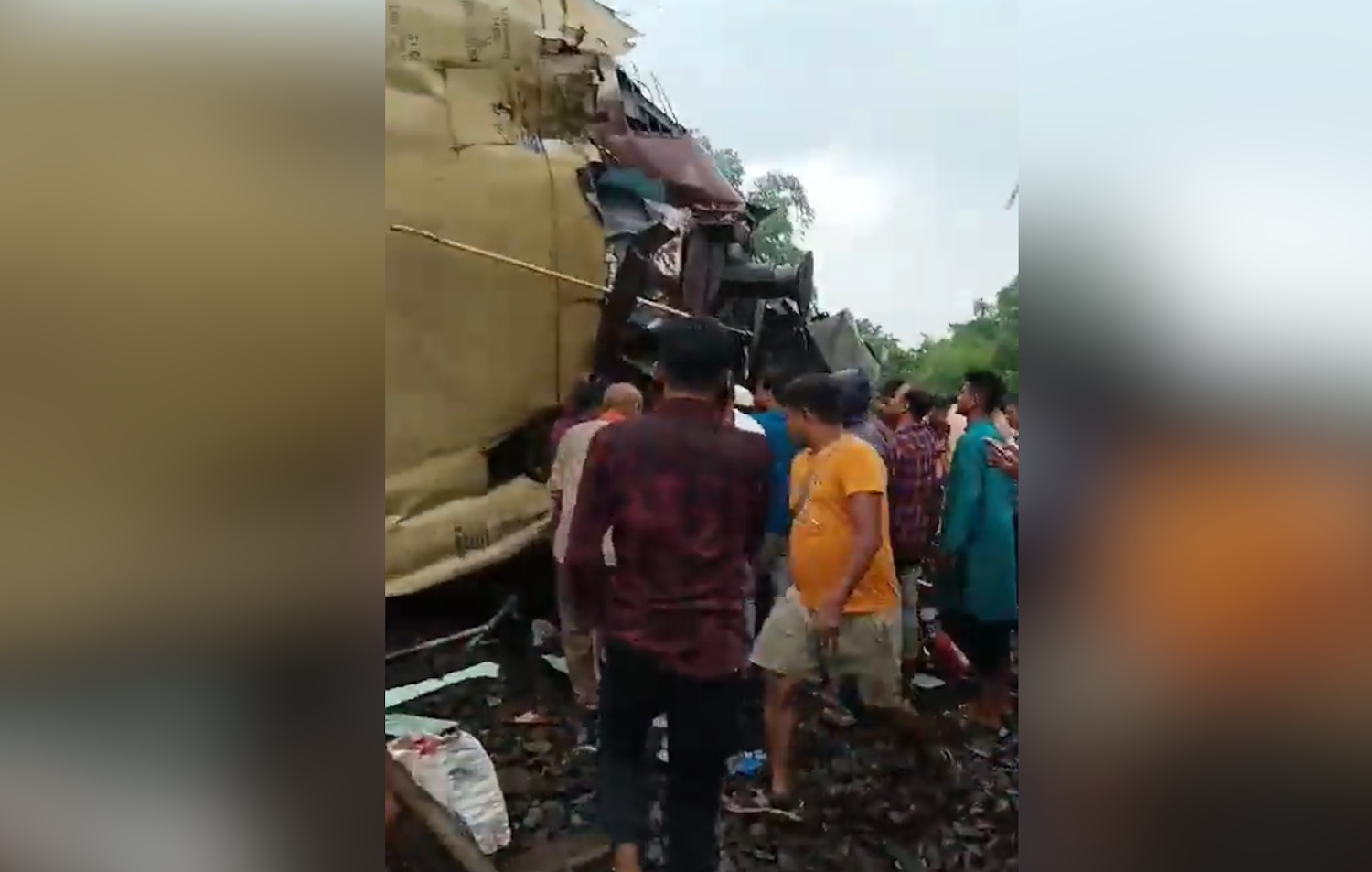 Ινδία: Σύγκρουση εμπορικού και επιβατικού τρένου – Οι νεκροί έχουν ξεπεράσει τους δέκα