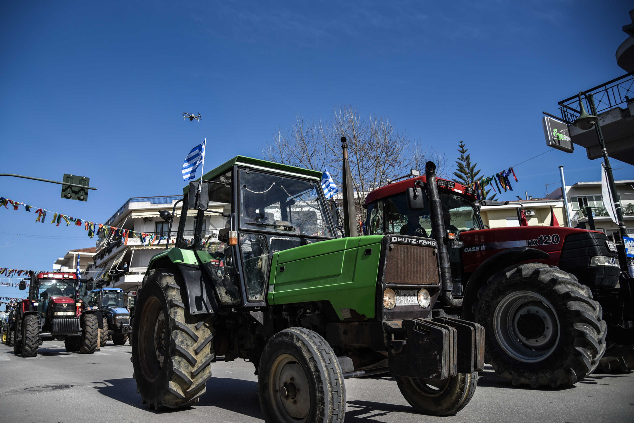 Ευρωεκλογές 2024: Καστανοπαραγωγοί παρέταξαν τρακτέρ έξω από εκλογικό κέντρο στην Μελιβοία Αγιάς