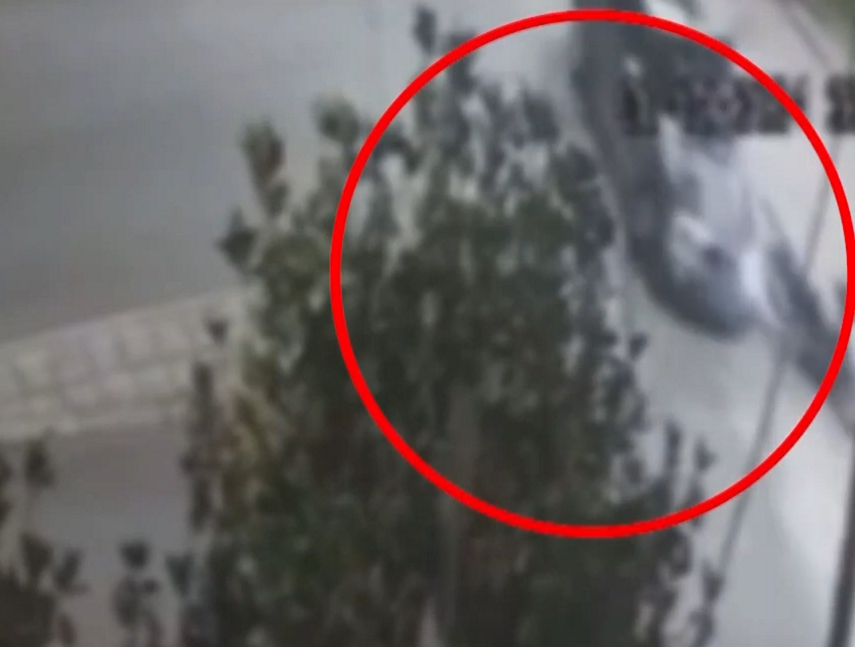 Θεσσαλονίκη: Βίντεο από τροχαίο στο Πανόραμα με τζιπ να παρασύρει μηχανή και να εκτοξεύει τον οδηγό της