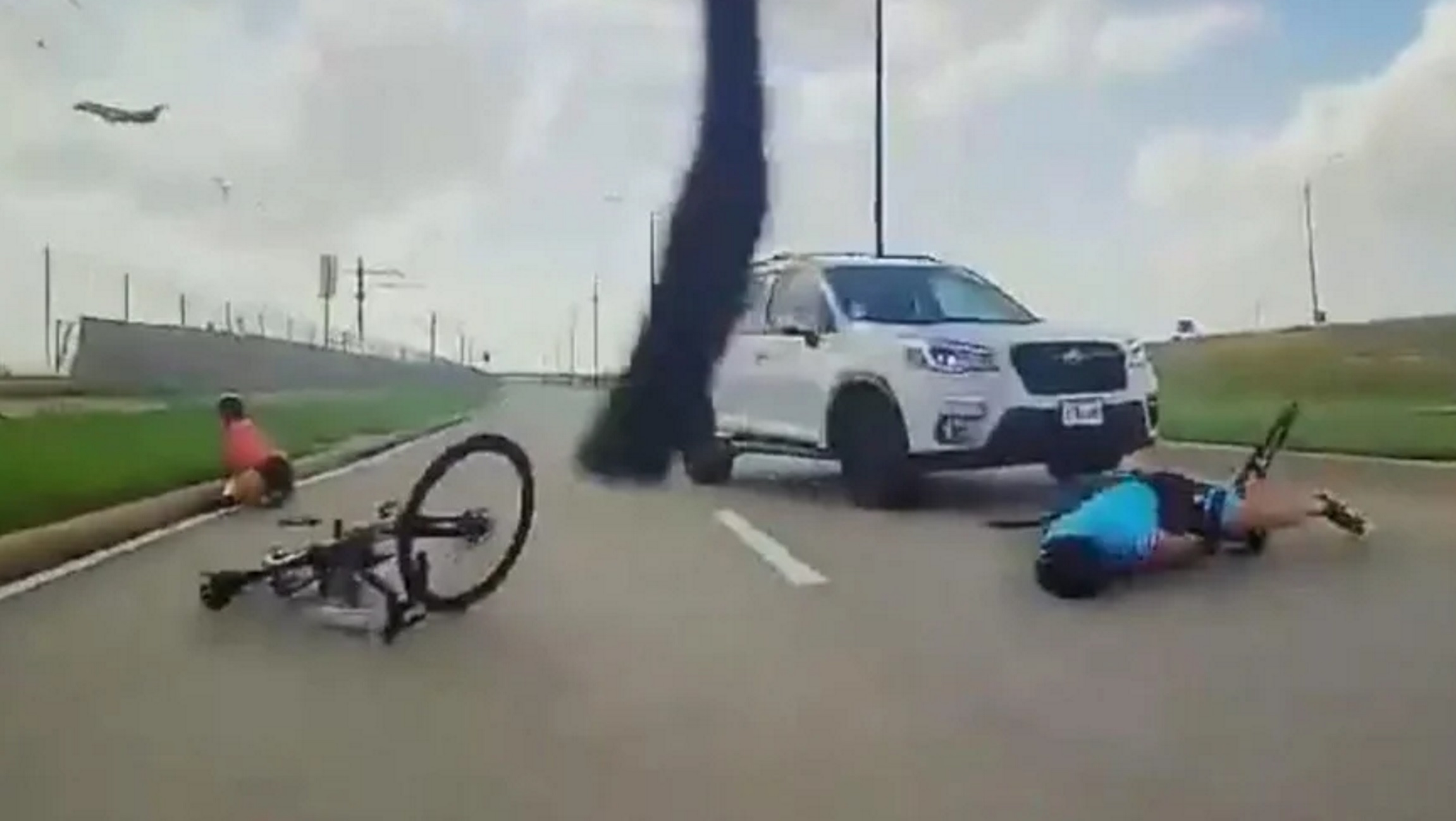 Βίντεο με τη στιγμή που αυτοκίνητο παρασύρει δύο ποδηλάτες στο Τέξας των ΗΠΑ και πατάει τον έναν