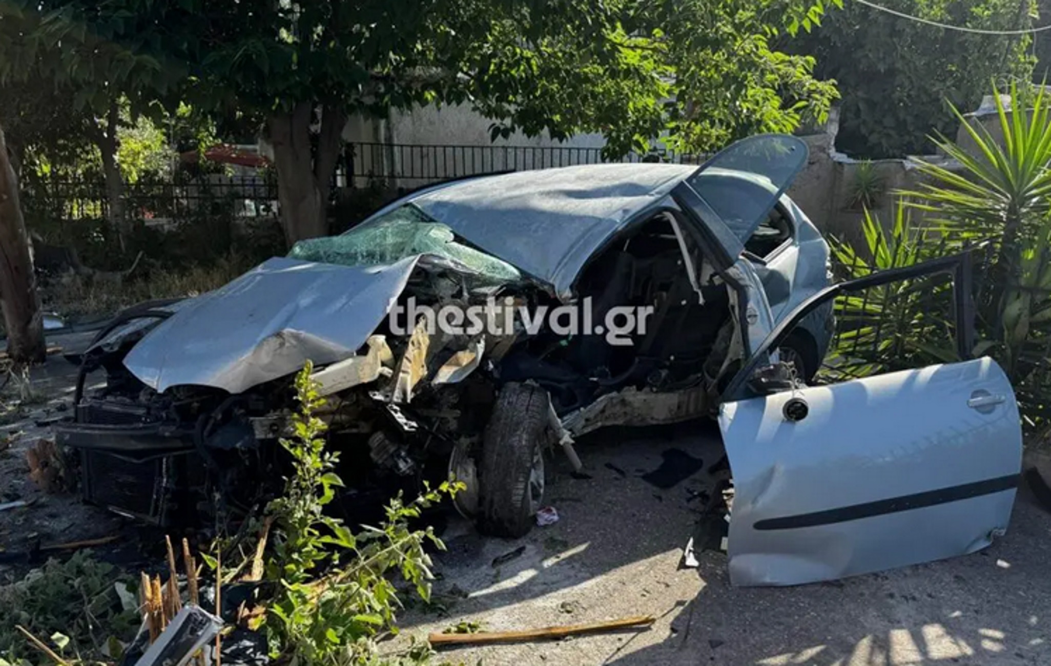 Θεσσαλονίκη: Εικόνες μετά το θανατηφόρο τροχαίο στη λεωφόρο Δενδροποτάμου με νεκρό έναν 22χρονο οδηγό αυτοκινήτου