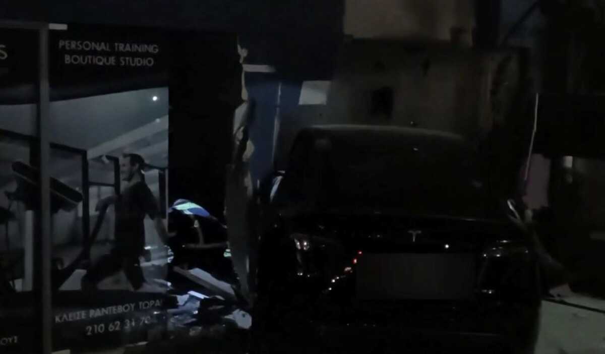 Κηφισιά: Σοβαρό τροχαίο με Tesla – Ο οδηγός έπεσε σε τζαμαρία και τραυματίστηκε