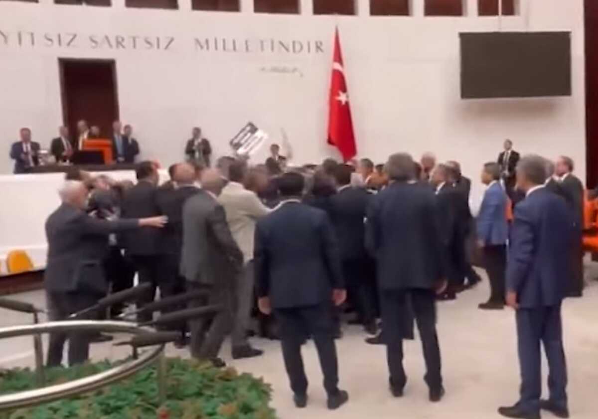 Τουρκία: Σε ρινγκ μετατράπηκε η Εθνοσυνέλευση – «Ντου» και σπρωξίματα