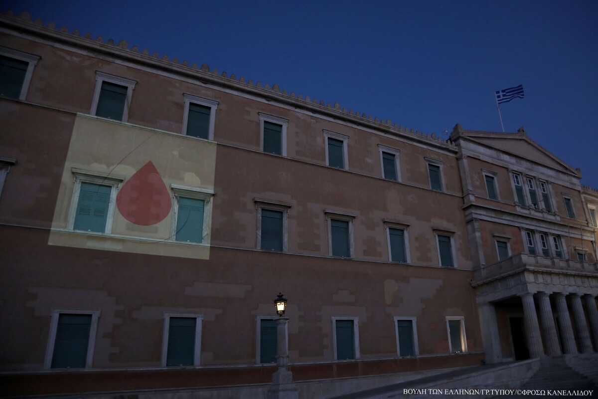 Η Βουλή φωταγωγήθηκε με μια κόκκινη σταγόνα για την Παγκόσμια Ημέρα του Εθελοντή Αιμοδότη