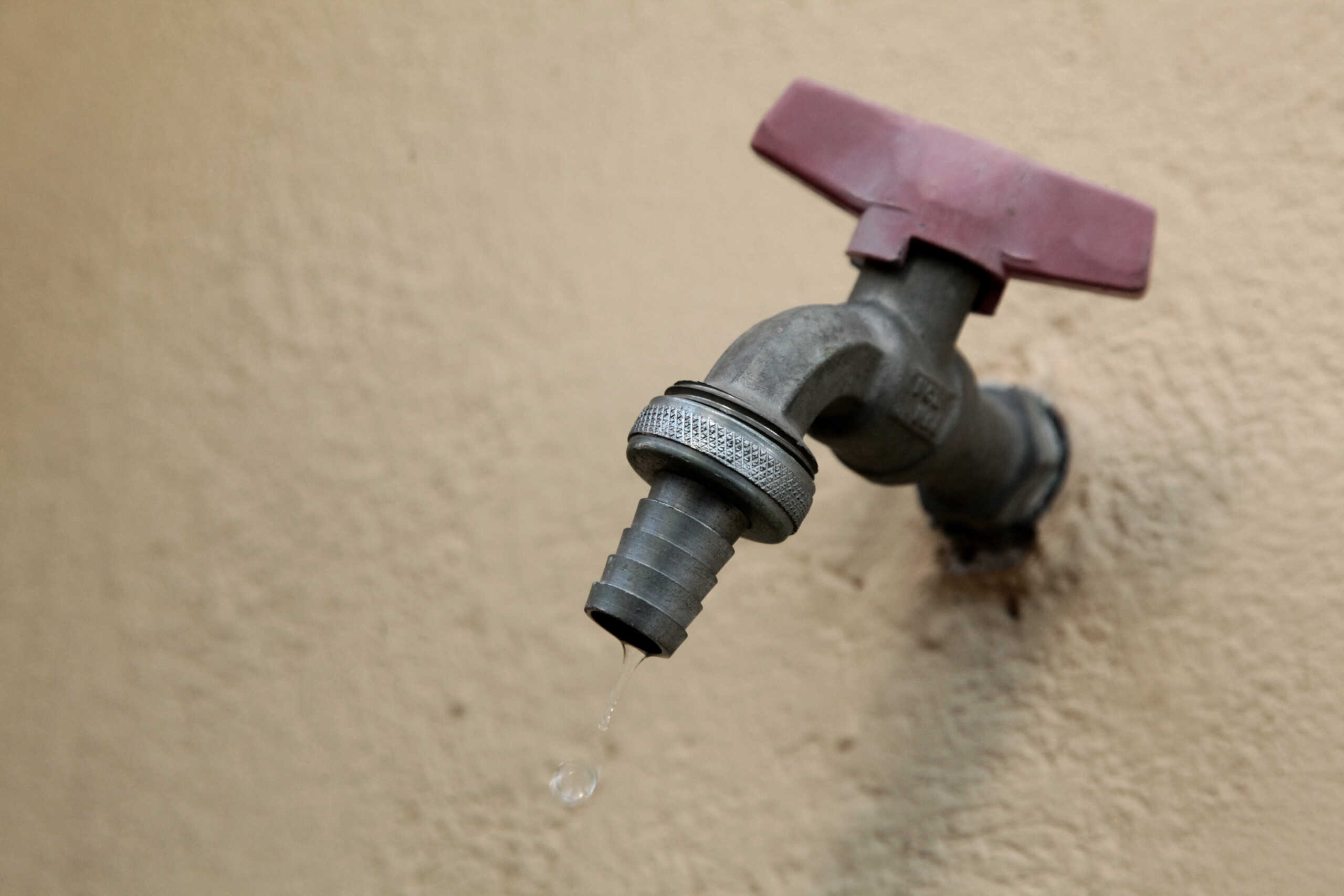 Τρέχει ροζ νερό από τις βρύσες σε Γραμματικό και Μαραθώνα – «Ενημερώσαμε κόσμο και σχολεία να μην πιουν»