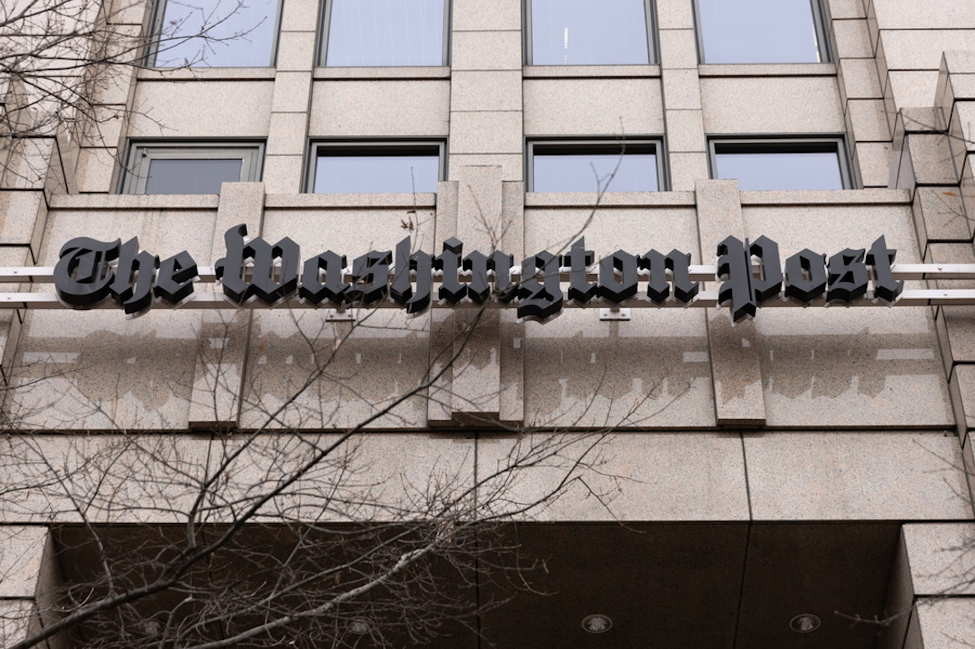 Washington Post: Αιφνιδιαστική παραίτηση της διευθύντριας – Αναλαμβάνει ο πρώην διευθυντής της Wall Street Journal