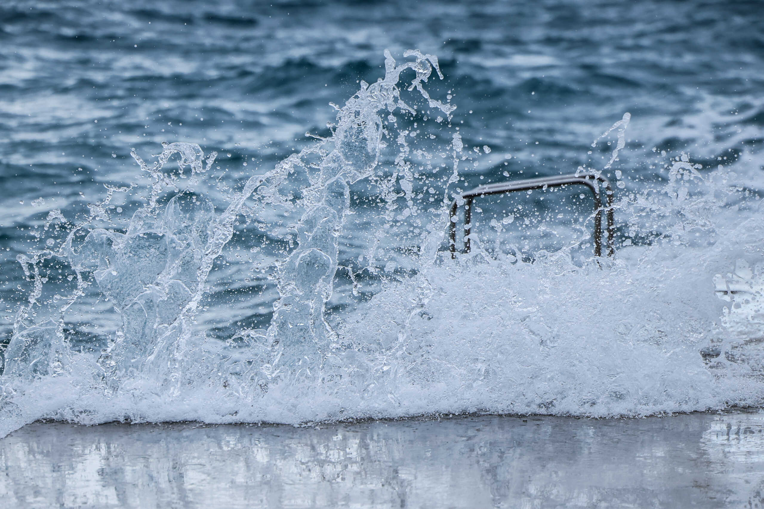 Ρωσία: Η στιγμή που «λυσσασμένα» κύματα «καταπίνουν» 20χρονη σε παραλία στο Σότσι – Αγνοείται από τότε