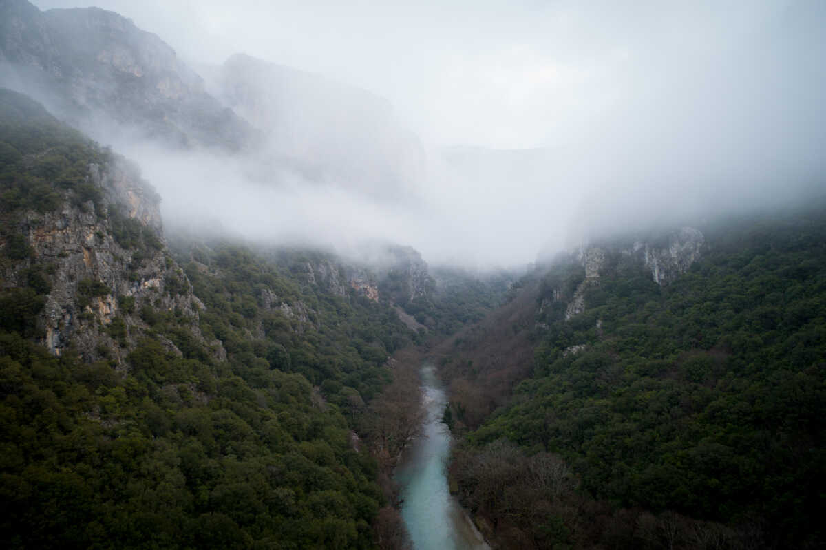 Ιωάννινα: Επιχείρηση διάσωσης για τον απεγκλωβισμό τουρίστα από τη χαράδρα του Βίκου