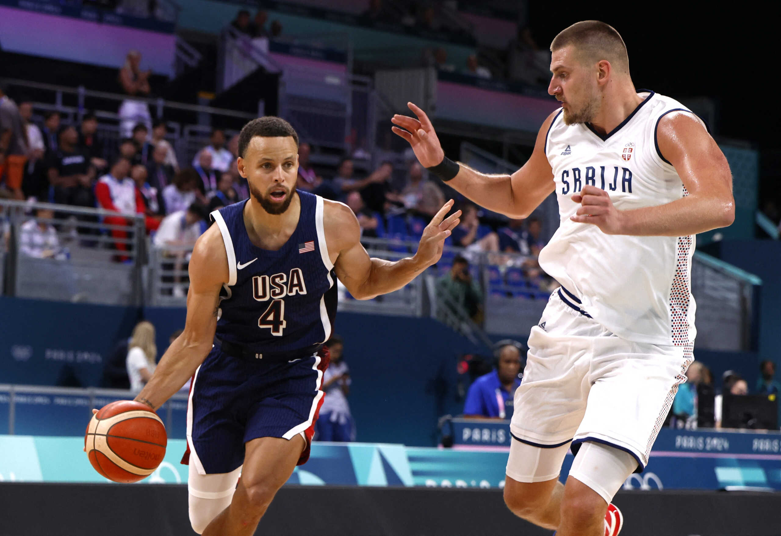 Paris 2024 Olympics - Basketball - Men's Group Phase - Group C - Serbia vs United States of America - Lille, Pierre Mauroy Stadium, Villeneve-d'Ascq, France - July 28, 2024. Stephen Curry of United States in action against Nikola Jokic of Serbia REUTERS