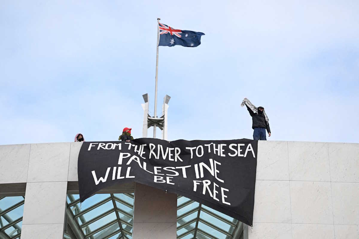 Αυστραλία: Η στιγμή που διαδηλωτές κρεμούν στην οροφή της Βουλής πανό υπέρ της Παλαιστίνης