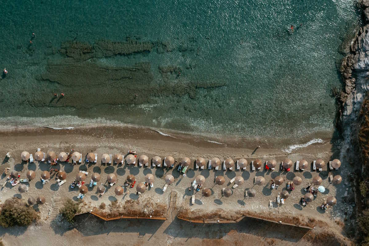 Copper Beach Bar: Ένας «παράδεισος» στην παραλία Χαλκολιμνιώνα Άνδρου – Μαγικές εικόνες στην αγκαλιά των καταγάλανων νερών