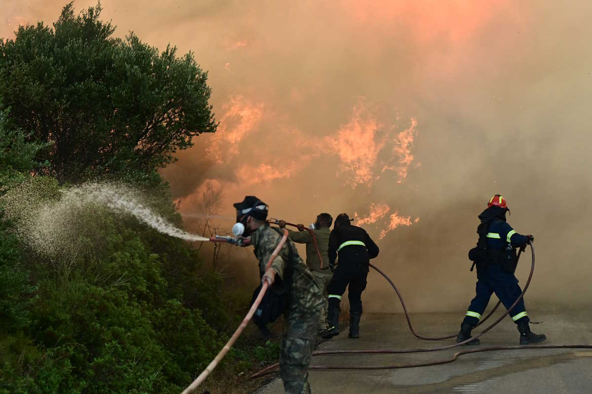 Φωτιά στην Εύβοια: «Κόντεψα να καώ» συγκλονίζει ο πυροσβέστης που υπέστη εγκαύματα σε μάγουλο και χέρι