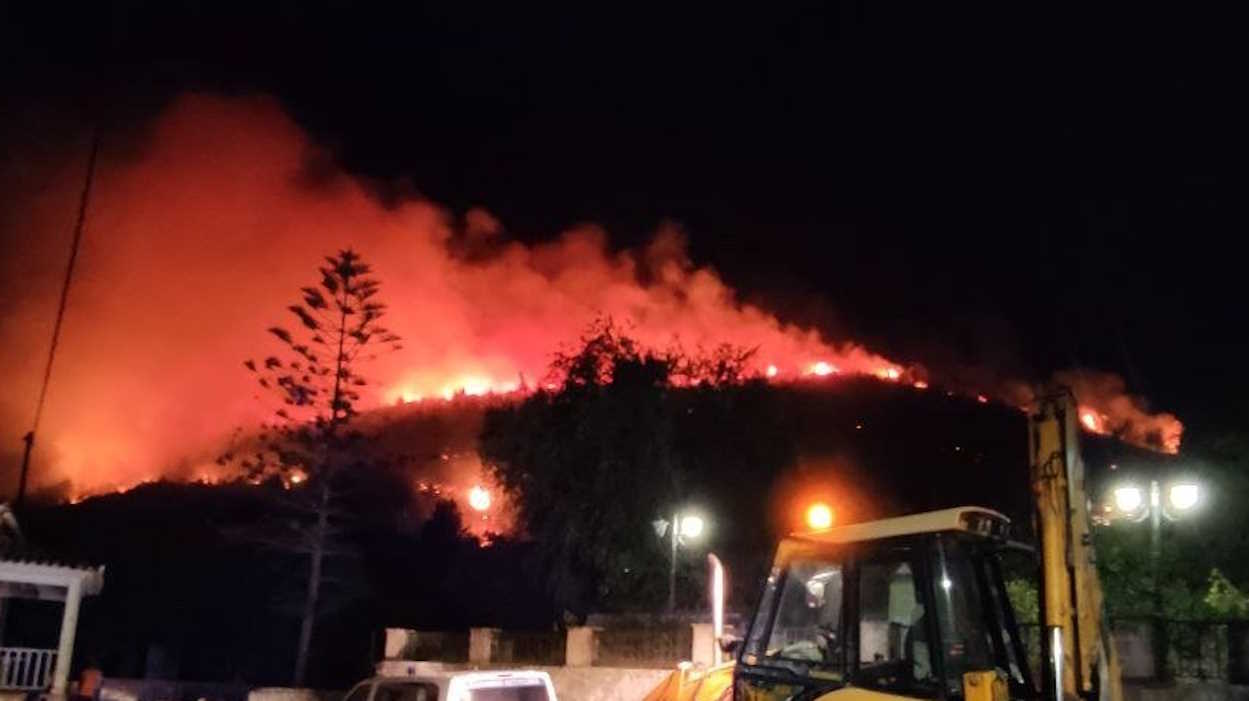 Φωτιά στη Ζάκυνθο: Εκτός ελέγχου στην Αγία Μαρίνα κινείται προς το χωριό Κοιλιωμένος
