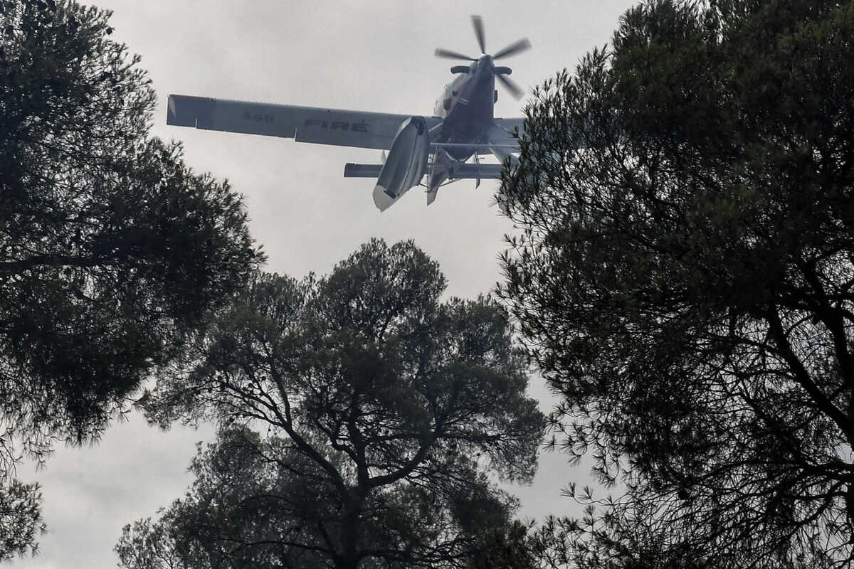 Φωτιά στον Ασπρόπυργο: Επιχειρούν 2 αεροσκάφη και 1 ελικόπτερο