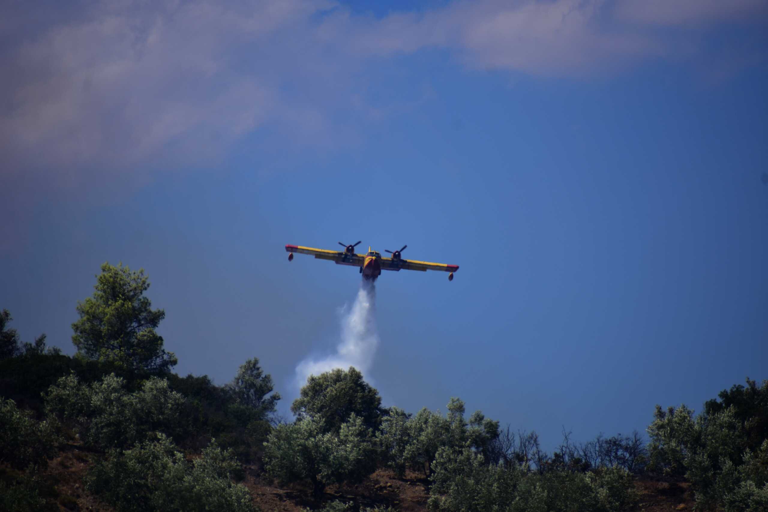 Φωτιά στη Βόνιτσα: Σηκώθηκαν 3 αεροσκάφη