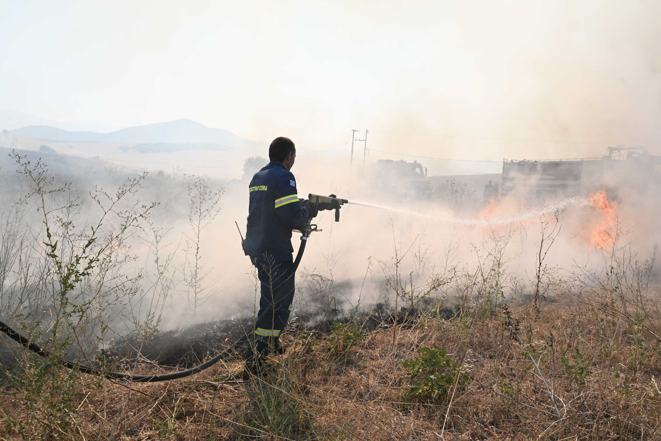 Φωτιά στον Ασπρόπυργο στη θέση Ρουπάκι: Σηκώθηκαν 2 ελικόπτερα