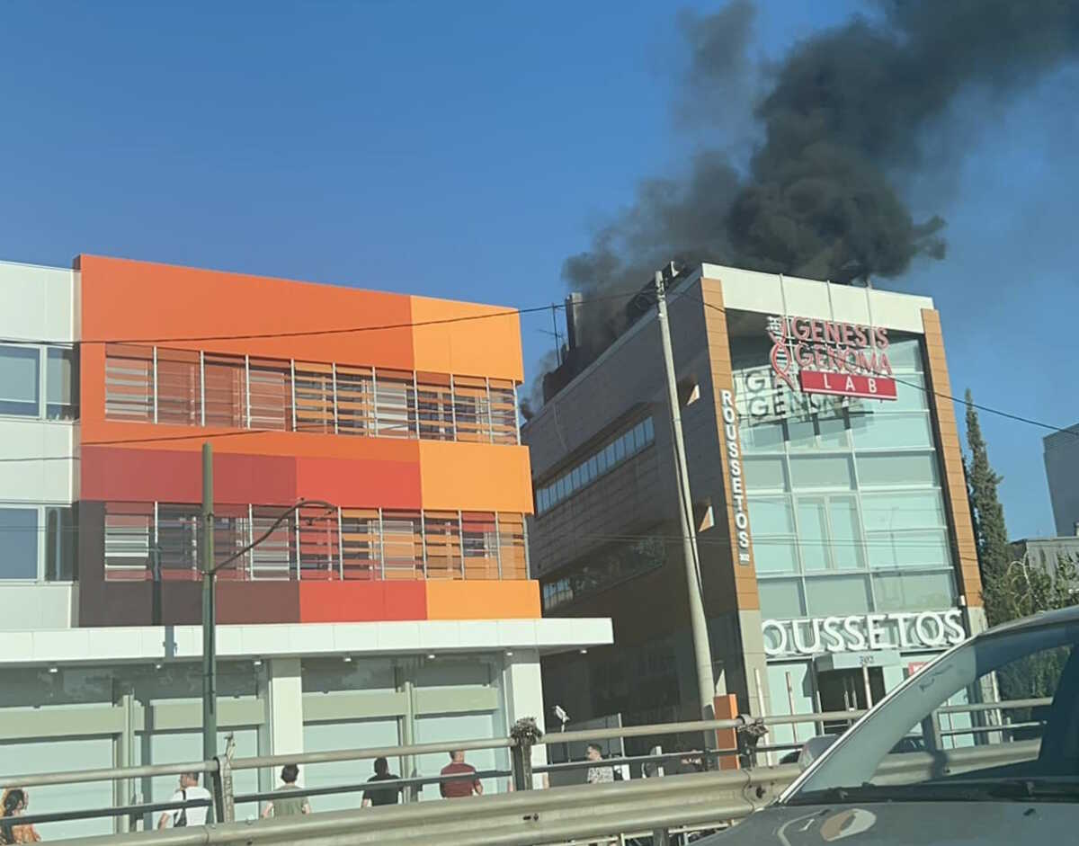 Φωτιά σε κτίριο στη Λεωφόρο Κηφισίας στο Χαλάνδρι