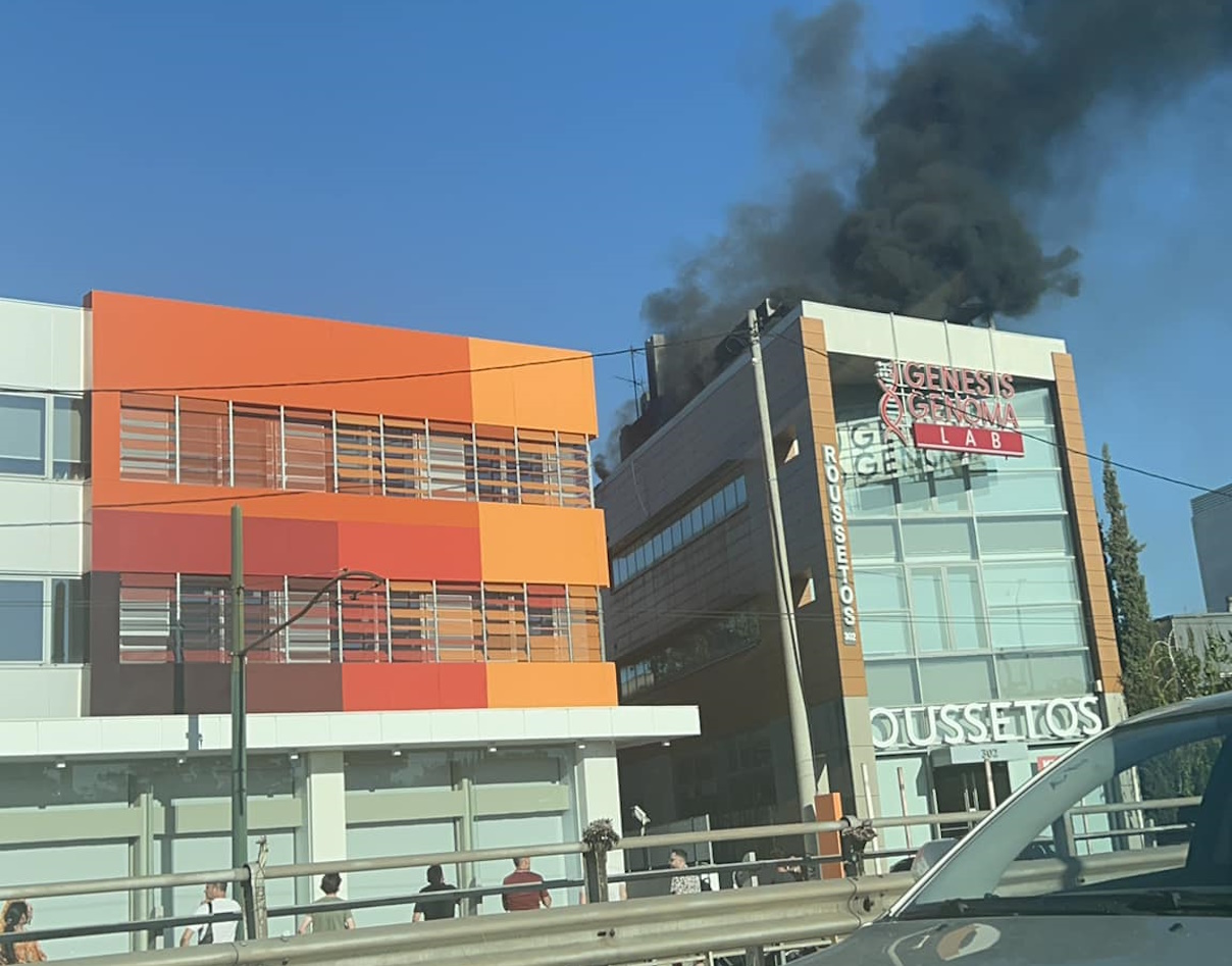 Φωτιά σε κτίριο στη Λεωφόρο Κηφισίας στο Χαλάνδρι