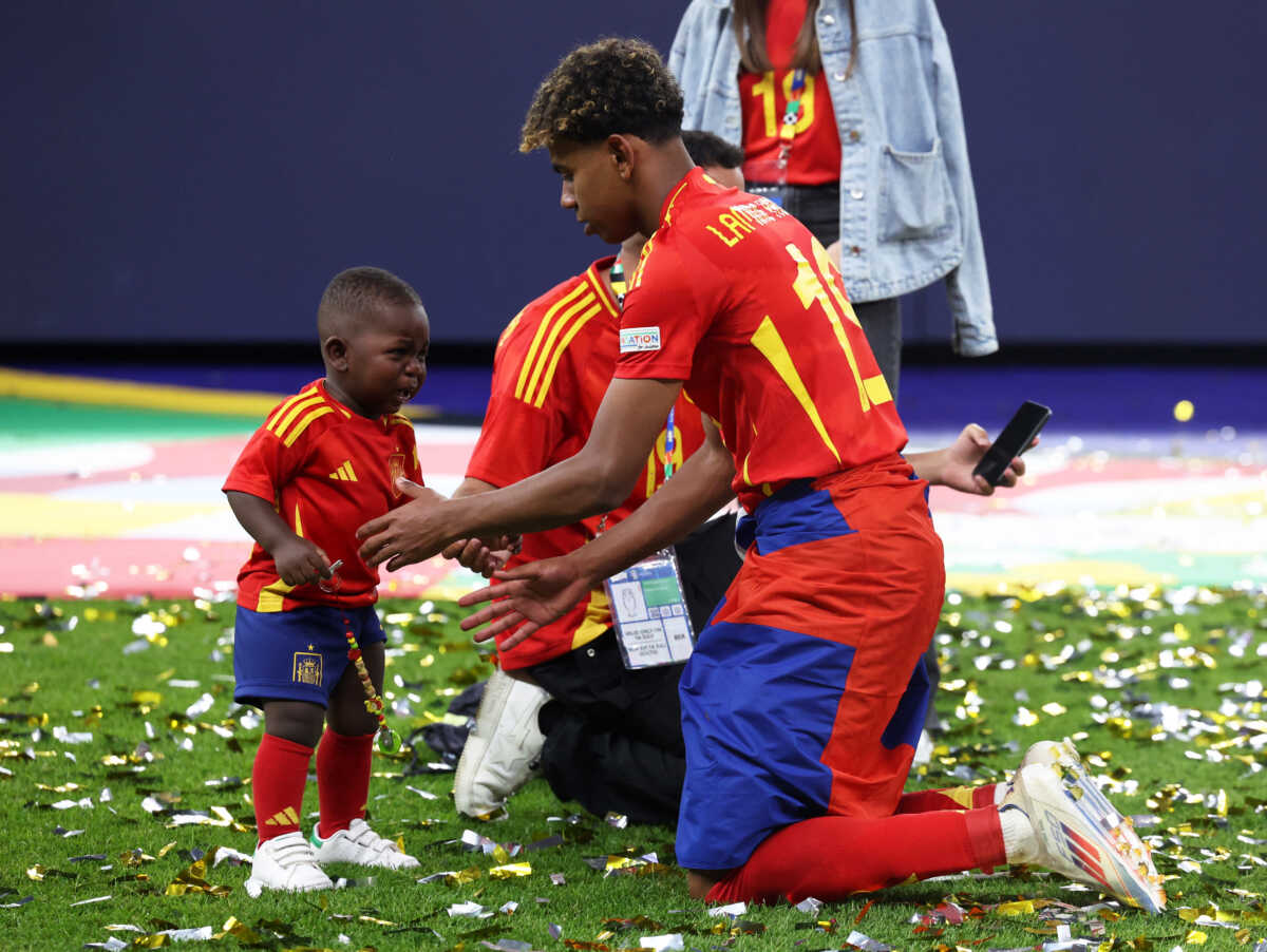 Λαμίν Γιαμάλ: Viral έγιναν οι φωτογραφίες του Ισπανού με τον μικρό του αδερφό μετά την κατάκτηση του Euro 2024