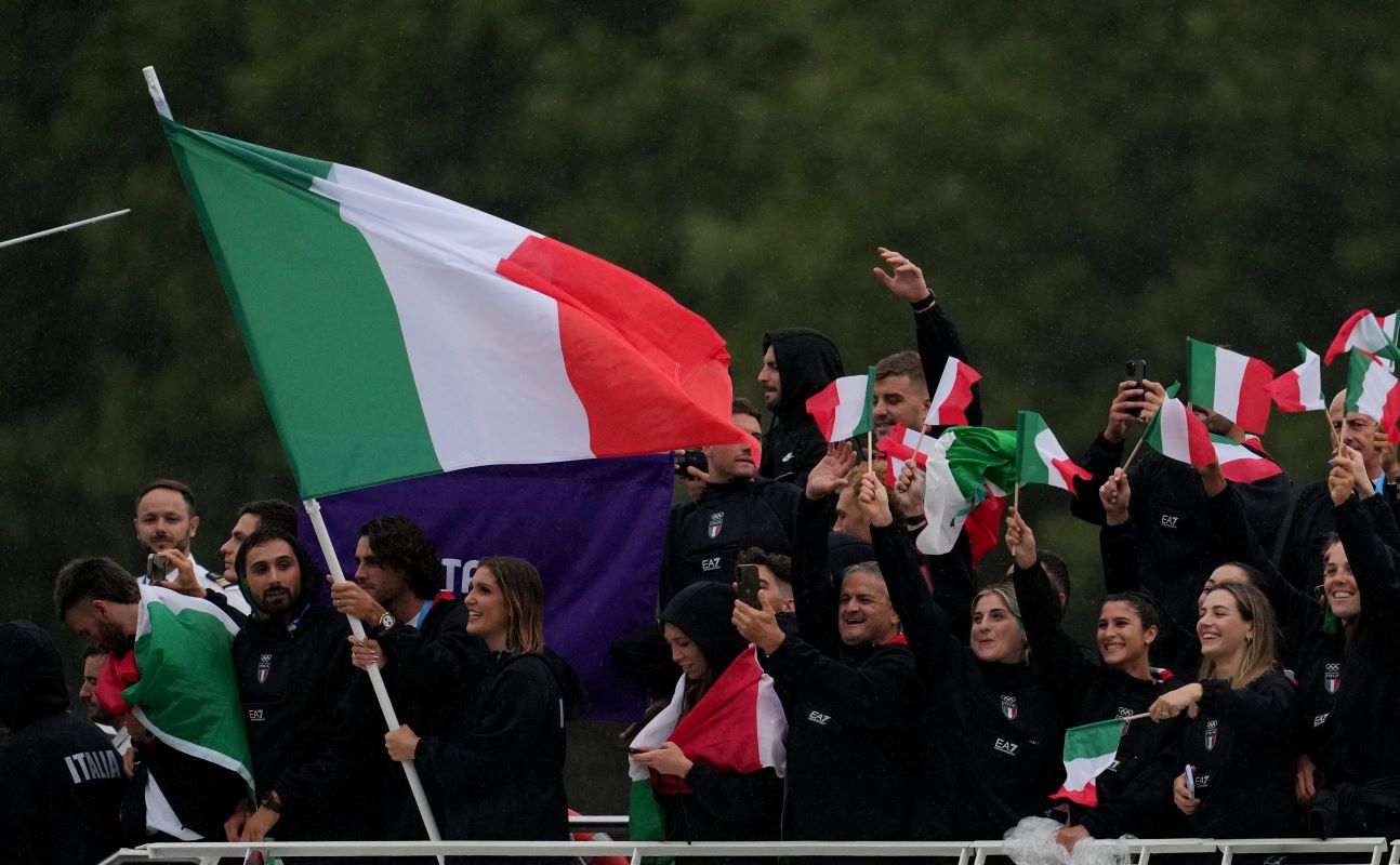 Ολυμπιακοί Αγώνες 2024: Ο Ιταλός σημαιοφόρος έχασε τη βέρα του στον Σηκουάνα κατά την τελετή έναρξης