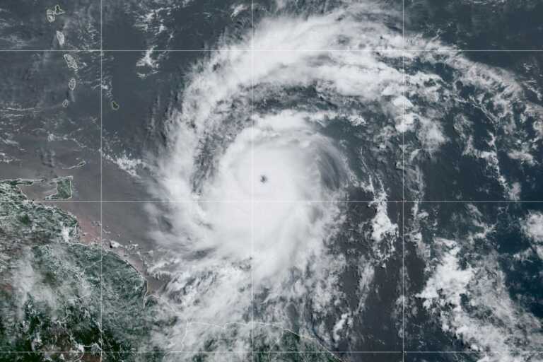 Ο εξαιρετικά επικίνδυνος τυφώνας «Μπέριλ» απειλεί την Καραϊβική – Εικόνες από την «θωράκιση» της περιοχής