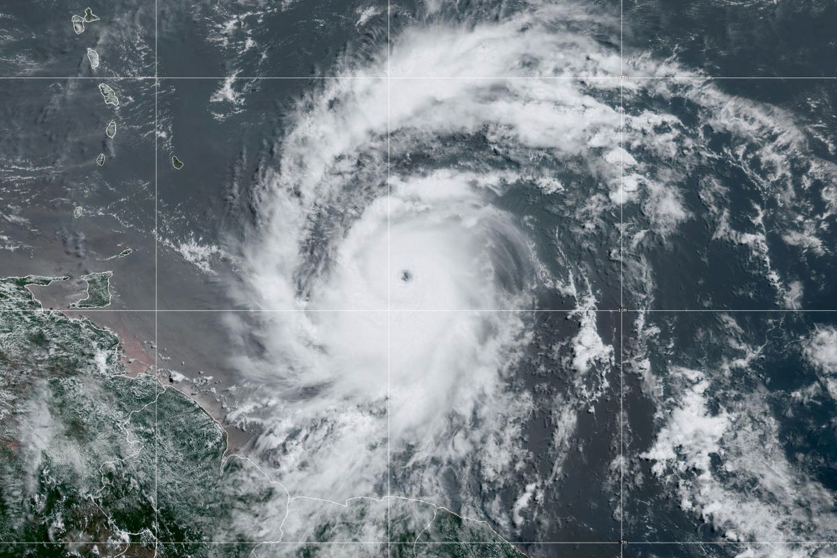 ΗΠΑ: Ο εξαιρετικά επικίνδυνος τυφώνας «Μπέριλ» απειλεί την Καραϊβική – Εικόνες από την «θωράκιση» της περιοχής
