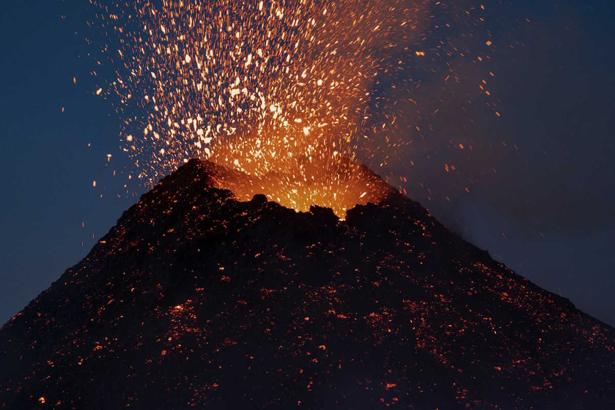 Ιταλία: «Ξερνάει» λάβα και πετρώματα το ηφαίστειο Στρόμπολι στη Σικελία
