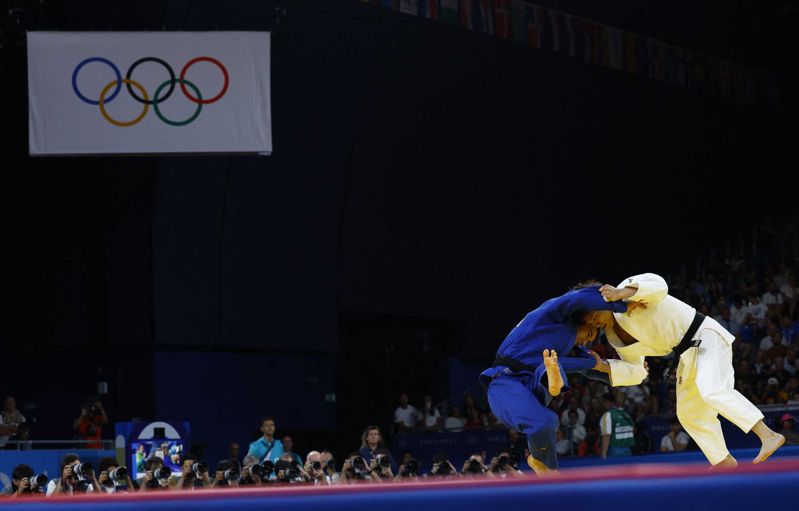 Ολυμπιακοί Αγώνες 2024: Ολυμπιονίκης τζούντο αρνήθηκε να σφίξει το χέρι Ισραηλινού αθλητή, φώναξε «Αλλάχου Άκμπαρ» και κατέληξε με εξαρθρωμένο ώμο