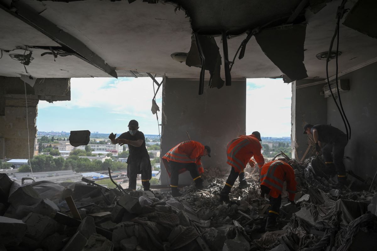 Κίεβο: Εθελοντές και διασώστες ψάχνουν για επιζώντες στα χαλάσματα του παιδιατρικού νοσοκομείου που βομβαρδίστηκε ανηλεώς