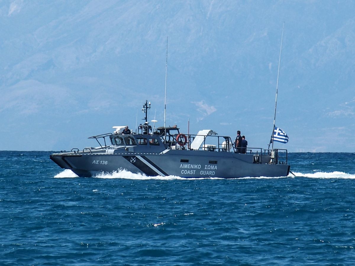 Ρόδος: Σύγκρουση Λιμενικού σκάφους με ταχύπλοο που μετέφερε μετανάστες – Ένας τραυματίας από την καταδίωξη
